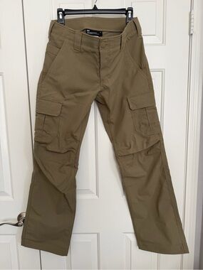 NWOT Under Armour Women’s 8 Olive Green Tactical Cargo Pants
